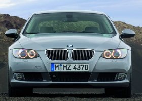 charakterystyczne dla BMW wloty powietrza, tzw. chrapy